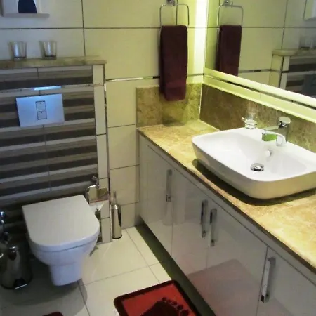 Tropical Gardens Is A 2 Bed 1st Floor Private 아파트 시데