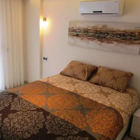 Tropical Gardens Is A 2 Bed 1st Floor Private アパート