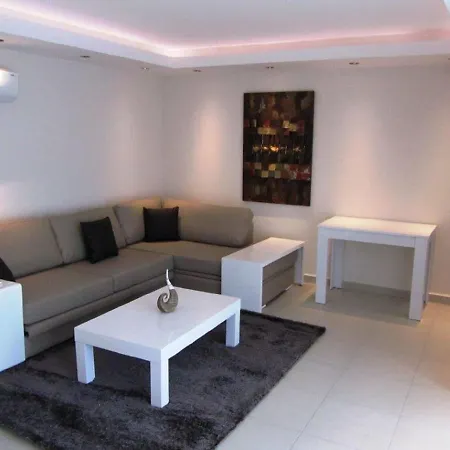 Tropical Gardens Is A 2 Bed 1st Floor Private アパート *