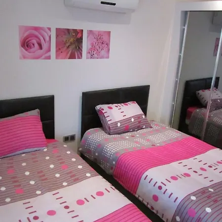 Tropical Gardens Is A 2 Bed 1st Floor Private * シダ