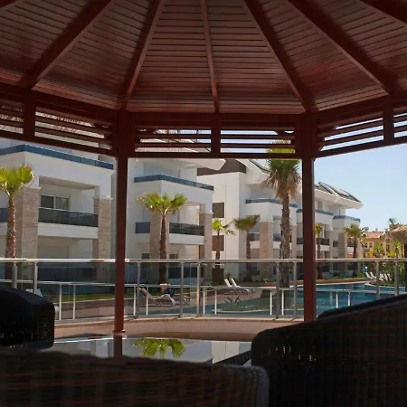 Tropical Gardens Is A 2 Bed 1st Floor Private アパート *