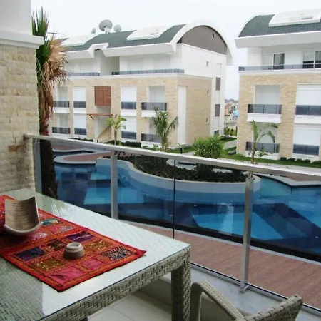 Tropical Gardens Is A 2 Bed 1st Floor Private シダ