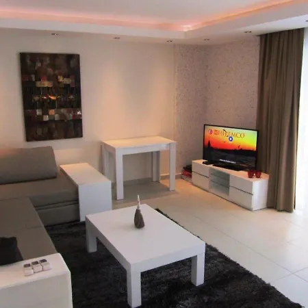 Tropical Gardens Is A 2 Bed 1st Floor Private アパート *